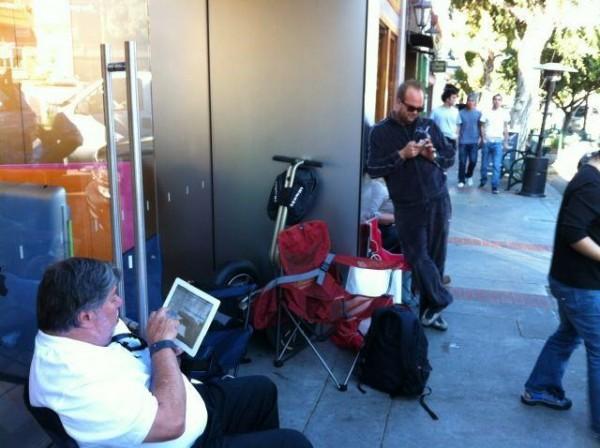 woz iphone 4s 600x448 Steve Wozniak fait la queue pour un iPhone 4S
