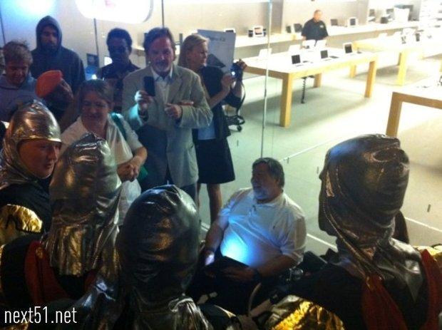 Woz' le co-fondateur de la , patiente comme un client lambda devant l'Apple Store de Los Gatos, pour être l'un des premiers à recevoir l'iPhone 4S...