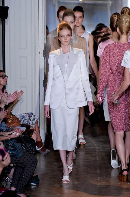 Les Défilés de Mode : Rochas PE 2012