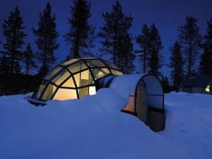 Des igloos de verre pour observer les aurores boréales