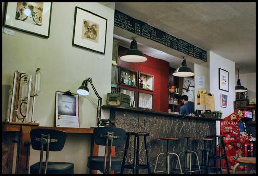 1er etage de la gallerie escalier Geekeries artistiques à la galerie Flaq