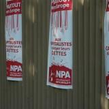 Collage d'affiche du NPA «Aux capitalistes de payer leurs dettes» (Photothèque Rouge/MILO)