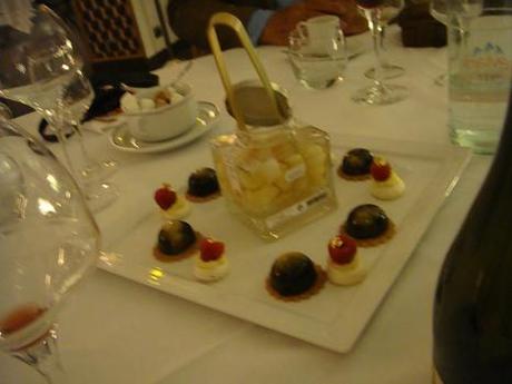 20110701 Corniche de Rolleboise diner 08 mignardises sucres (ChrisoScope) 20110701 Corniche de Rolleboise diner 08 mignardises sucres Domaine de la Corniche (Rolleboise 78) : dîner au dessus de la Seine (ChrisoScope)