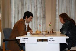 Ronde 2, Vladimir Kramnik (2791) 1-0 Judit Polgar (2701) © Site officiel