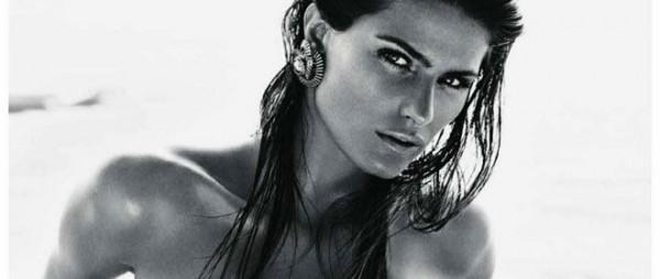 Pages de mode: Isabeli Fontana en « black and gold » pour Vogue Paris