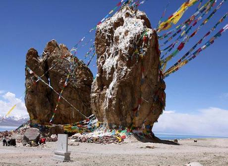 Offrandes près du lac Namtso, considéré comme un lieu saint du bouddhisme, Tibet, le 7 juin 2009. 