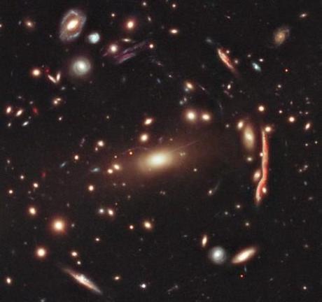 L'amas de galaxies MACS 1206 photographié par Hubble