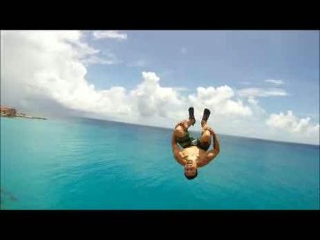 PLONGEON DANS LA MER DEPUIS LE TOIT D’UN HOTEL !