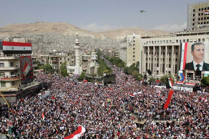 <b></div>Pour Assad.</b> Plusieurs dizaines de milliers de Syriens ont manifesté leur soutien, mercredi, dans le centre de Damas au président Bachar al Assad confronté depuis six mois à un mouvement de contestation sans précédent dont la répression par l'armée a fait, selon l'Onu, plus de 2900 morts. «Amérique, dégage, la Syrie restera libre !», a scandé la foule de manifestants dont plusieurs brandissaient des portraits d'al Assad et agitaient des drapeaux syriens. Ils ont également scandé des mots d'ordre mettant en garde l'Union européenne contre toute intervention dans le pays. 