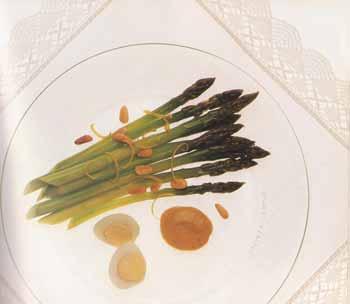 Symphonie d’asparagus aux pignes dorées