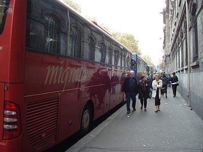 Ballet de bus touristiques au métro Anvers