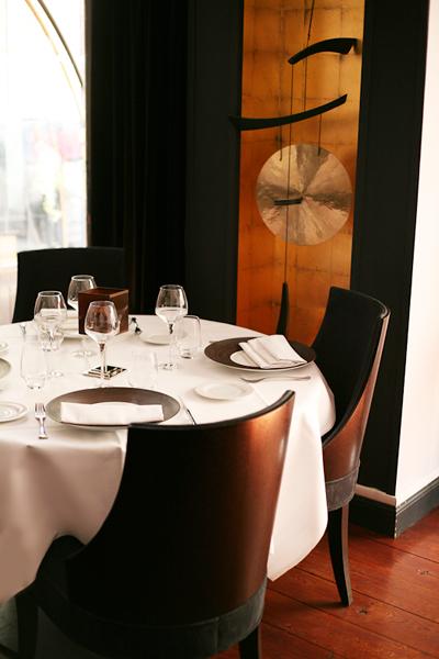 Le-Clarisse-restaurant-interieur-tables-2-Hoosta-magazine-paris