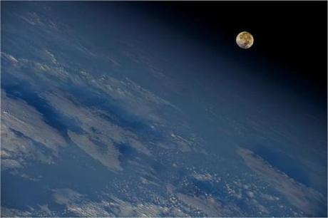 Lune au-dessus de la Terre