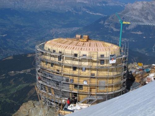 Plus haut refuge de France, perché à 3 835m d’altitude, sur l’itinéraire le plus fréquenté par les alpinistes du monde entier pour gravir le toit de l’Europe, leRefuge du Goûter laissera bientôt la place à un nouveau bâtiment innovant etécologique, d’une capacité de 120 personnes.