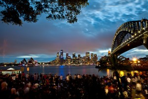 La foule attend les feux d'artifices sur le port de Sydney Fêter le Nouvel An à Sydney