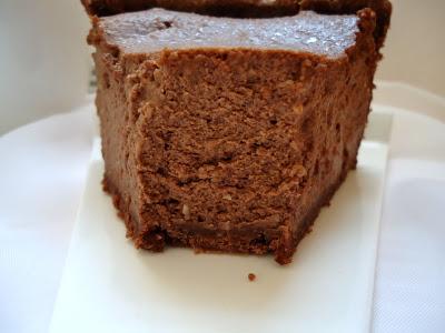 CHEESECAKE CHAUD AU CHOCOLAT ET AUX AMNDES