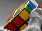 Résoudre Rubik’s Cubes tout jonglant
