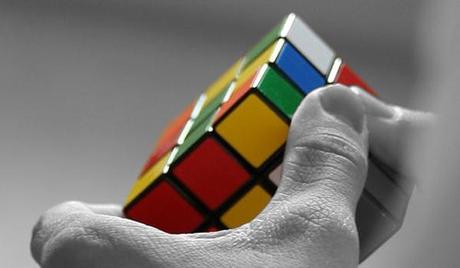 Résoudre un Rubik’s Cubes tout en jonglant