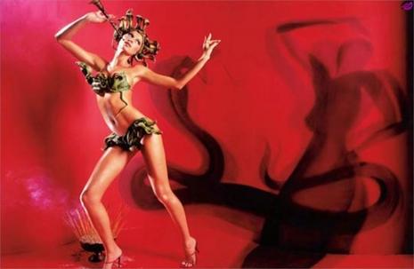 Gisèle Bundchen pose en maîtresse SM, Carwash et lingerie pour David LaChapelle