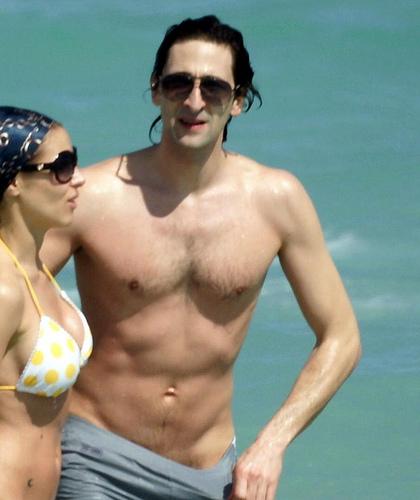 Adrien Brody et Elsa Pataky en vacances à la plage