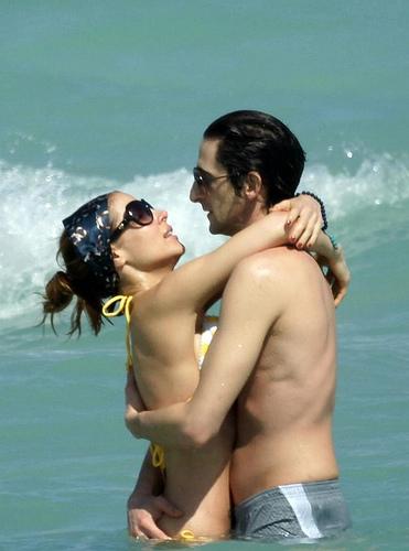 Adrien Brody et Elsa Pataky en vacances à la plage