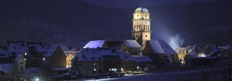 La ville médiévale de Kaysersberg en Alsace, de nuit et sous la neige - crédit photo www.kaysersberg.com Les Plus Beaux Marchés de Noël d’Alsace de 2011