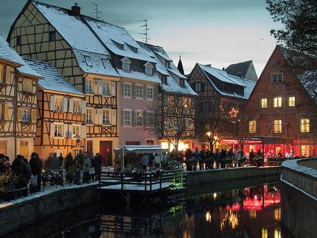 Le quai de la Poissonnerie à Colmar sur les bords de la rivière Lauch, pendant la période de Noël Les Plus Beaux Marchés de Noël d’Alsace de 2011