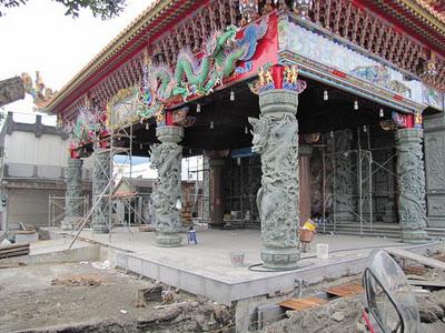 Un temple dédié à Guan Gong en construction