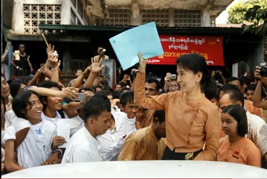 Aung San Suu Kyi  va-t-elle bientôt  franchir les portes du Parlement birman?