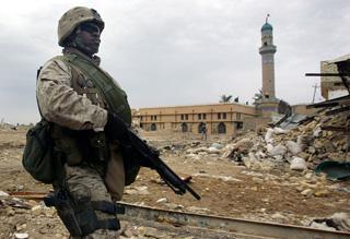 France Info - Un soldat américain patrouille dans les ruines de Falloujah en 2005. - © AFP/HRVOJE POLAN