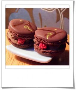 Macarons au chocolat et framboises