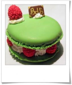 Macaron à la pistache et framboises