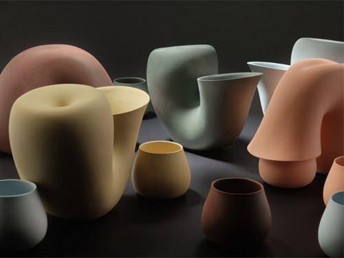 Repenser les formes usuelles, collection de carafes par Aldo Bakker