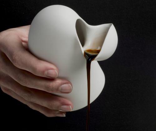 Repenser les formes usuelles, collection de carafes par Aldo Bakker