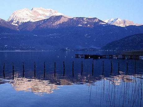 Situé au pied du lac d'Annecy, le sommet de la Tournette, qui appartient au massif des Bornes, culmine à 2351 mètres d'altitude (Rhône-Alpes, France).