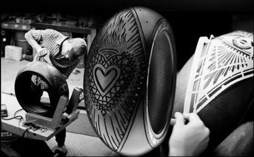 550x pirelli tire carving 1 500x309 Un tatouage signé Scott Campbell sur un pneu