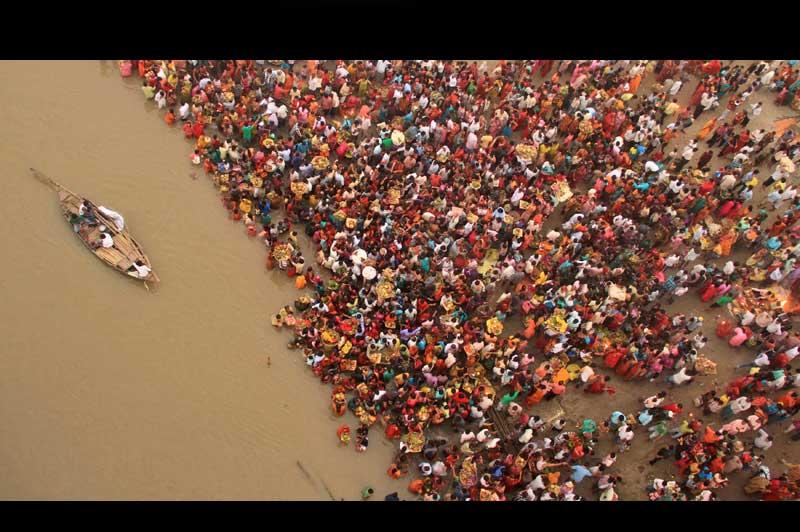 <b></div>Dévots indous.</b> C'est une foule immense qui s'est précipitée mardi sur les rives du Gange, à l'occasion de la fête religieuse de Chhat Puja, dans la ville de Patna, à l'est de l'Inde. Une célébration annuelle en l'honneur du soleil qui attire chaque année des milliers de fidèles. 
