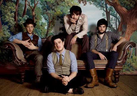 Mumford & Sons dévoilent un nouveau titre en acoustique, « Ghosts That We Knew »