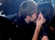Justin Bieber cette fille qu'il embrasse dans clip Misteltoe (Vidéo)