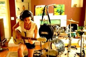 Les 2 nouveaux titres d’Amy Winehouse : « Life Smoke » & « Our Day Will Come »