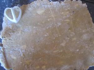détaillez des formes dans la pâte à biscuits