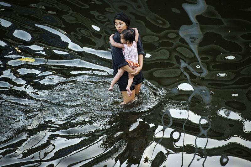 <b></div>Ville flottante.</b> Le centre de Bangkok semble avoir, pour l'instant, échappé à la menace des pires inondations subies par la Thaïlande en un demi-siècle. Ces crues, provoquées par des pluies de mousson exceptionnelles, ont fait près de 400 morts depuis juillet et affecté la vie de plus de deux millions de Thaïlandais. L'eau devrait désormais refluer et le beau temps s'installer sur la métropole de douze millions d'habitants. 