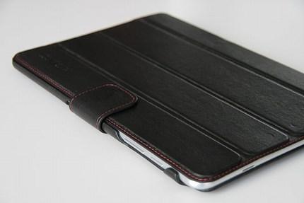 Un étui en cuir style Smartcover pour la Galaxy Tab  10.1