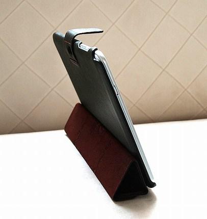 Un étui en cuir style Smartcover pour la Galaxy Tab  10.1
