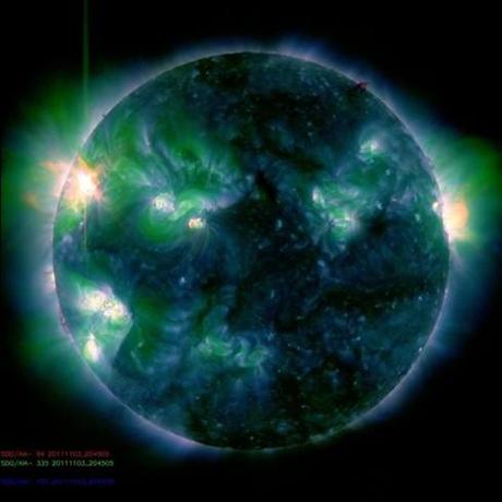 En vidéo, puissante éruption jaillissant d’une grande tache solaire