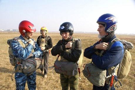 un évêque parachutiste