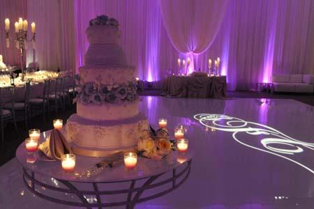 Décorer la table du gateau de mariage