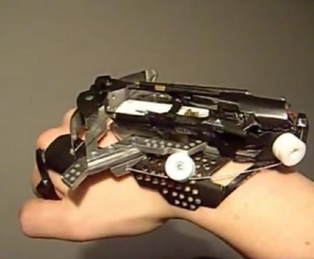 wrist mounted crossbow Une arbalète faite maison à porter autour du poignet