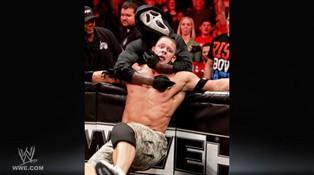 R-Truth portant un masque d'Halloween attaque John Cena lors de son combat contre The Miz