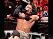 R-Truth portant masque d’Halloween attaque John Cena